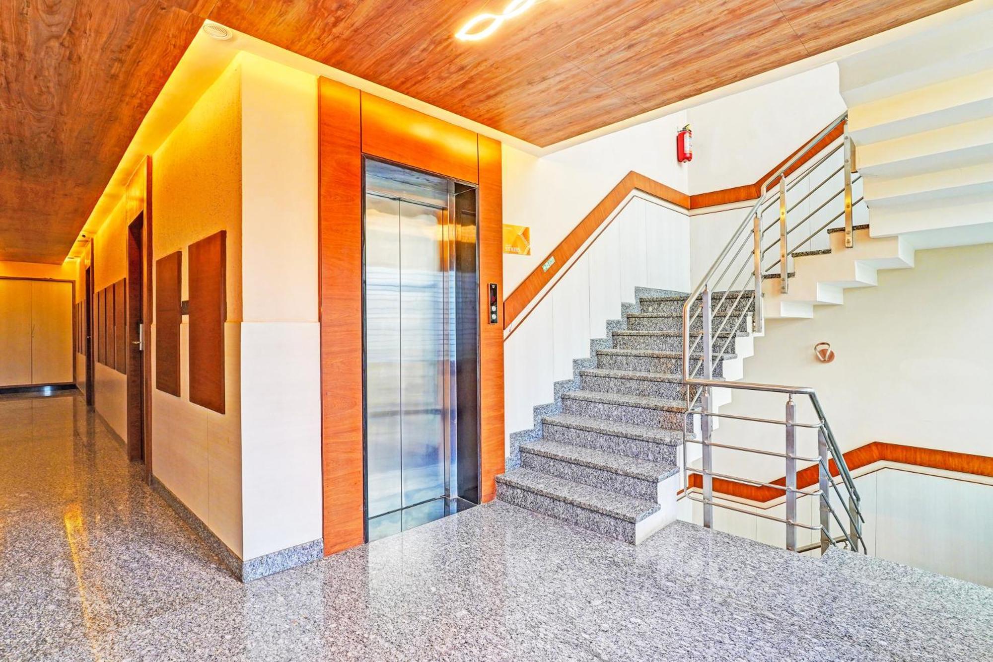 Super Townhouse Indiranagar Hotel Bangalore Buitenkant foto